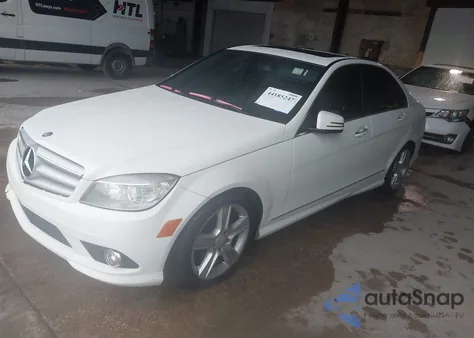 2010 Mercedes-Benz C 300 Luxury/Sport z USA, uszkodzony, nr VIN WDDGF5EB3AR088873